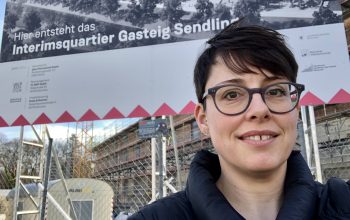 Katrin Edelmann vor Baustelle