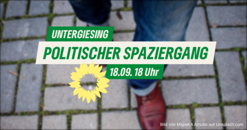 Foto mit grünem Text: Untergiesing, Politischer Spaziergang, 18.09. 18 Uhr; Das Foto zeigt laufende Beine auf Pflastersteinen